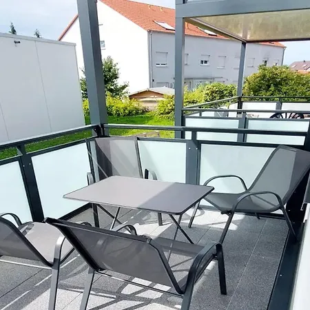 Spacious With Balcony Lägenhet